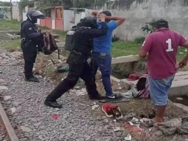 Al menos dos de los individuos fueron sorprendidos extorsionando a migrantes con machetes, exigiéndoles una ‘cuota’ para apoderarse de sus pertenencias.
