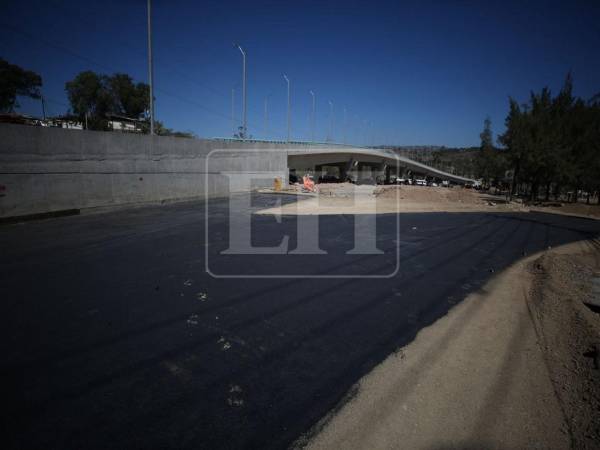 Trabajadores de la Alcaldía aplican emulsión asfáltica para pavimentar las calles alternas del nuevo puente Papa Francisco. Así va quedando el paso vehicular a la altura del desvío a Mateo.