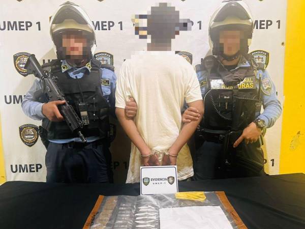 El menor infractor fue capturado por agentes policiales en la colonia La Travesía y le decomisaron varios envoltorios de drogas y fue remitido a la autoridad competente.