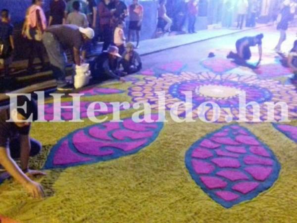 La avenida Cervantes se ha convertido en una fiesta. Aserrín, dibujos en tiza y diseños se fusionan para plasmar un mensaje de paz. Foto Alex Pérez/EL HERALDO.