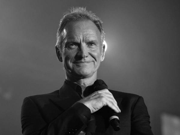 El artista británico Sting dijo que había que defender el capital humano frente a la inteligencia artificial.
