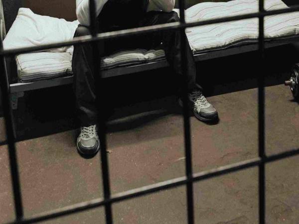 Un funcionario policial fue capturado este martes luego de haberle dado un disparo en la cabeza a un hombre que se encontraba detenido, bajo su custodia, en una celda policial, provocándole la muerte. Todo habría comenzado por los insultos que el detenido le profirió al oficial y este en un arranque de ira lo mató.