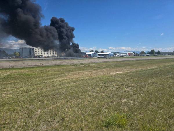 Una enorme columna de humo se logra ver en el aeropuerto de Kalispell.