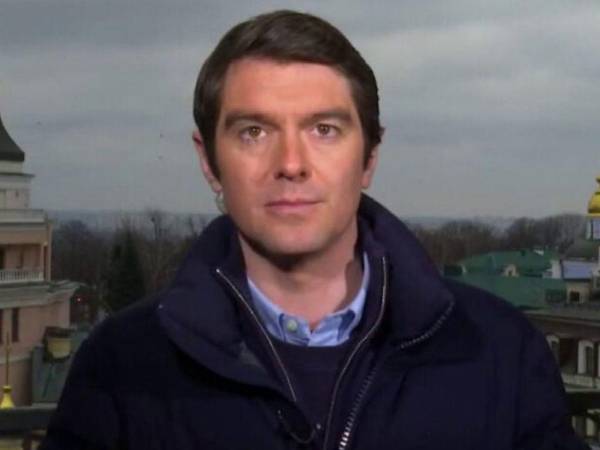 El periodista permanece hospitalizado tras sufrir heridas en ambas piernas.