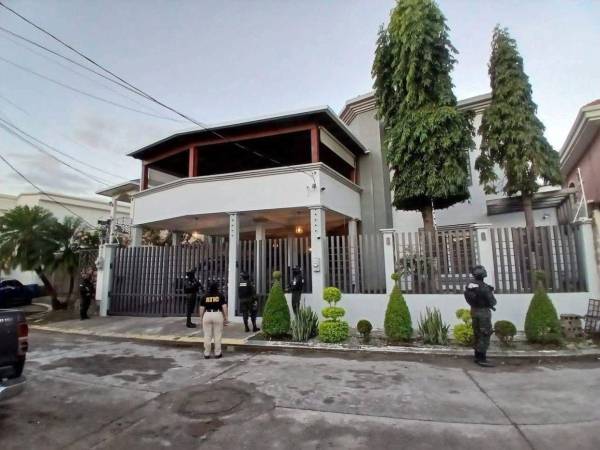 Un total de ocho allanamientos de morada y tres inspecciones con el objetivo de recolectar evidencia y ubicar a integrantes de una organización investigada por tráfico internacional de drogas se llevan a cabo este lunes en la zona atlántica del país.