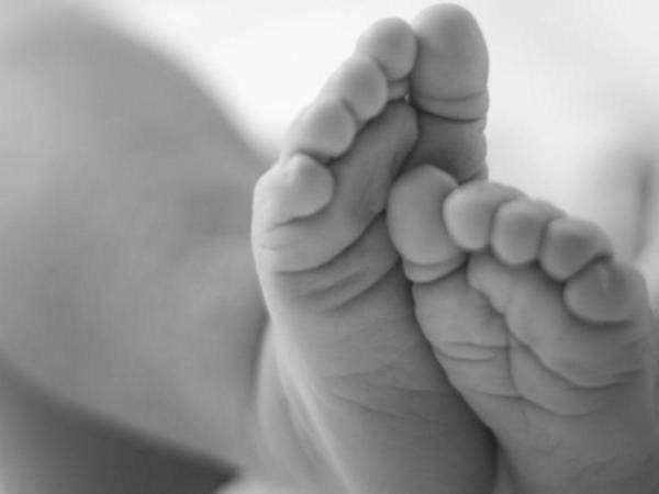 La imagen de referencia muestra los pequeños pies de un bebé.