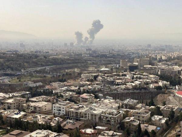 Irán anunció el cierre de su espacio aéreo después de que se escucharan varias explosiones en diversos puntos de Teherán.