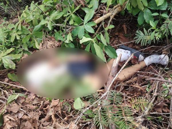 El cuerpo sin vida de Alexander Sierra, de 18 años, fue encontrado en el sector de La Calera, en la aldea Mateo, causando consternación entre familiares y vecinos que lo buscaban desde el día anterior tras reportarse su desaparición. Se trata del tercer jovencito, que laboraba como cobrador de bus, que es hallado muerto en ese sector.