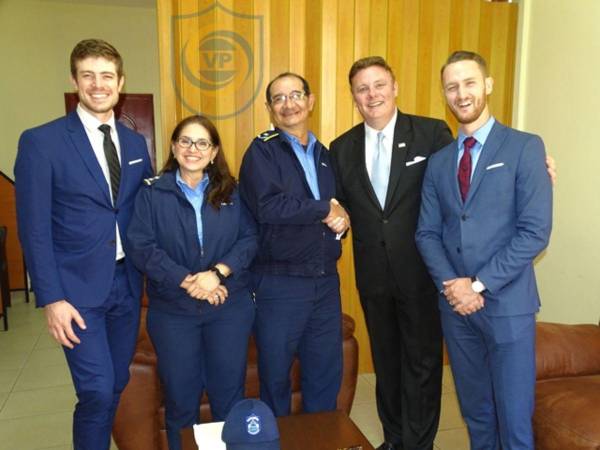 En la fotografía, que es de 2020, aparecen los jefes policiales junto a miembros del ministerio de Puerta de la Montaña.