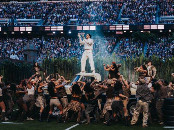 Bad Bunny cumplió su promesa. El show de medio tiempo del Super Bowl LX fue una carta de amor a Latinoamérica, donde cada detalle funcionó como recordatorio de las tradiciones que unen al continente. Desde el primer segundo hasta el cierre, Benito Antonio Martínez Ocasio, su nombre de pila, tejió un espectáculo que trascendió la música para convertirse en un manifiesto cultural.