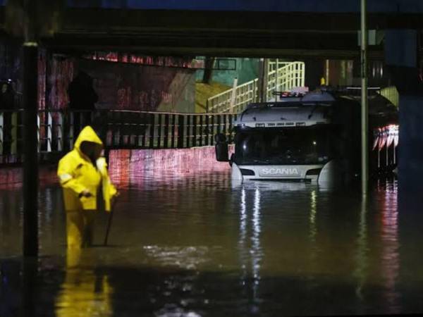 Suben a cuatro los muertos por temporal en Chile y declaran la alerta roja en Valparaíso.