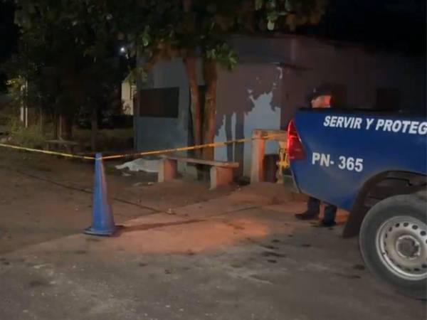 La víctima quedó sin vida en las afueras de su vivienda, hasta donde llegaron las autoridades.