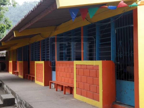 La menor dijo que escondió el aparato dentro de su ropa para evitar que la profesora se percatara de la grabación.