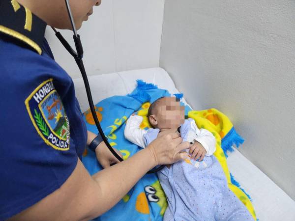 Las autoridades buscan a los cuatro pequeños, hermanos del bebé, que podrían estar en estado de mendicidad.