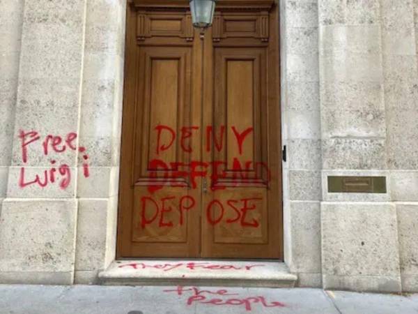 La controvertida mansión de Jeffrey Epstein, ubicada en el exclusivo Upper East Side de Nueva York, volvió a captar la atención pública tras ser vandalizada con grafitis a favor de Luigi Mangione, acusado del asesinato del CEO de United Healthcare, Brian Thompson.