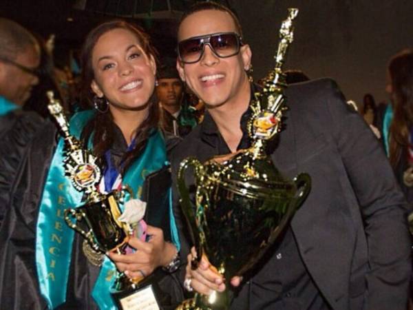 Daddy Yankee posando con su hija mayor Yamilette.