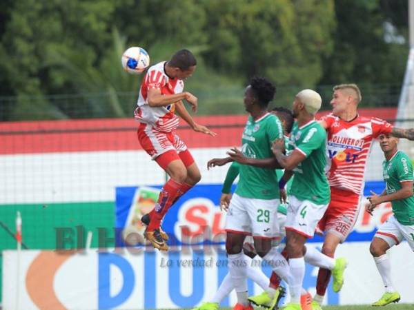A los 5 minutos anotó el primer gol Marathón, dos minutos más tarde respondió el Vida. (Foto: EL HERALDO)