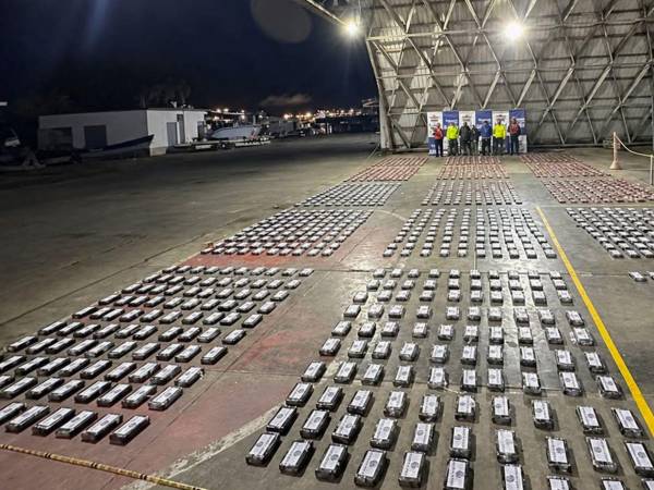 Los tres detenidos serán investigados por las autoridades por el presunto delito de tráfico, fabricación o porte de estupefacientes.
