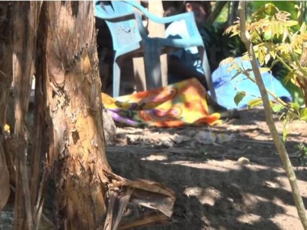 El cuerpo del hombre estaba tirado cerca de una silla.