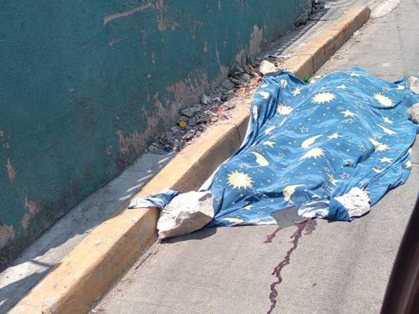 El cuerpo de Ives Nelson Cruz Vallejo fue tapado con una sábana, por los vecinos de la colonia La Torres.