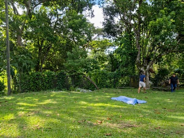 El cuerpo de Javier Enamorado fue encontrado en la cancha de la aldea San Isidro de Santa Cruz de Yojoa y fue levantado por los familiares.