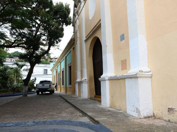 El mal olor y la contaminación en zonas patrimoniales como en la iglesia San Francisco son puntos que sirven de baños públicos, por eso la Alcaldía impulsa un proyecto de baños públicos que busca evitar a que personas se orinen en los edificios patrimoniales.