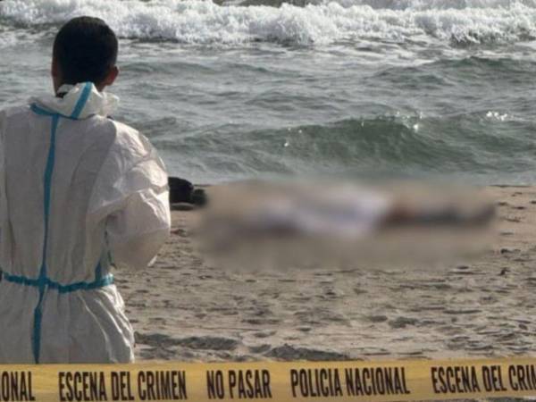 El cadáver estaba a la orilla del mar.