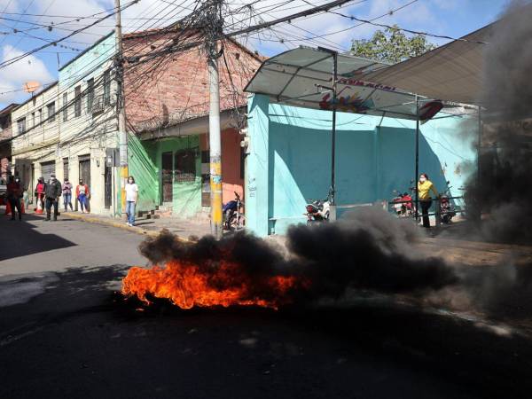 Mientras continúan las tomas de calles por demandas electorales, ciudadanos denuncian que la capital permanece sin supervisión, con obras viales paralizadas y tráfico colapsado.