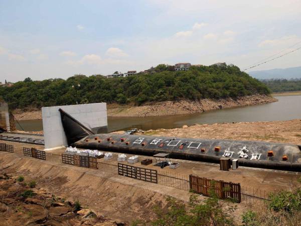 UMAPS realiza mantenimiento preventivo en la cortina inflable de Los Laureles previo al invierno para optimizar la capacidad del embalse.