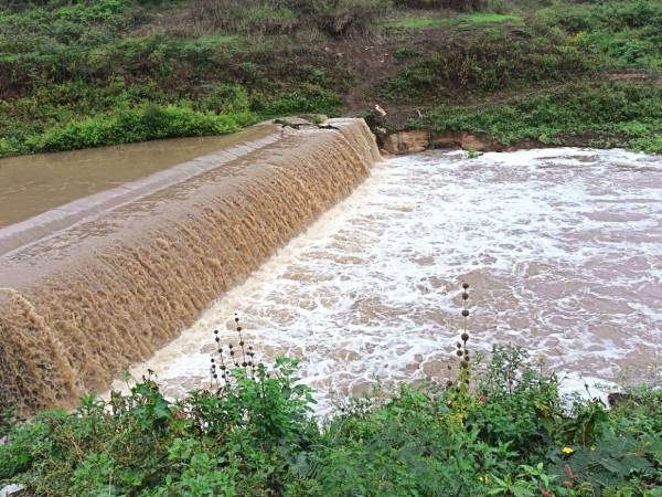 El cauce del río Guacerique luce con mayor caudal tras las lluvias registradas en las montañas de Lepaterique, una imagen que coincide con la recuperación de Los Laureles, que este miércoles alcanzó el 33.54% de su capacidad.