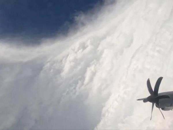 El fenómeno se encuentra a 230 km de Jamaica y amenaza con impactar el Caribe y el sureste de México.