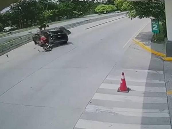 Un video captó el trágico momento de la colisión entre la camioneta y los motociclistas.