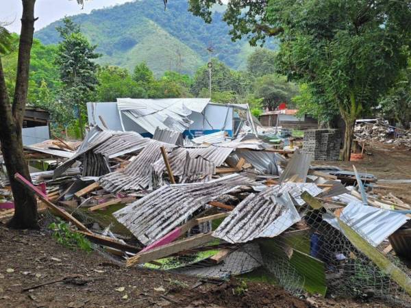 Al menos 250 familias han quedado en la calle sin vivienda, mientras que, al menos 120 niños dejaron de recibir clases a causa del desalojo forzoso.