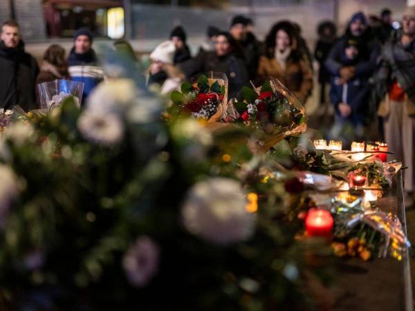 Las autoridades suizas han confirmado que cuarenta personas murieron en la madrugada de este 1 de enero en el incendio de un bar, conocido por tener un público muy joven, en la estación de esquí de Crans Montana, en el corazón de los Alpes suizos. Este mismo día se llevó a cabo una vigilia.