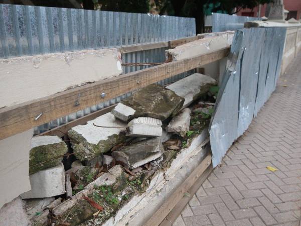 Más de un año lleva el muro del parque La Concordia dañado tras el impacto de un vehículo, sin que las autoridades municipales intervengan para repararlo.