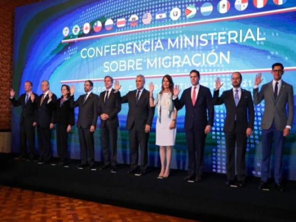 El secretario de Estado de Estados Unidos, Antony Blinken, posa para una foto con el presidente de Colombia, Iván Duque, y la vicepresidenta y ministra de Relaciones Exteriores de Colombia, Marta Lucía Ramírez, ambos al centro, en la sede del Ministerio de Relaciones Exteriores, el miércoles 20 de octubre de 2021 en Bogotá, Colombia. (Luisa González/Pool vía AP).