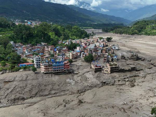 La masa de agua llegó hacia las 9:15 hora local (3:30 GMT) al río Bhote Koshi desde la zona tibetana y golpeó con especial fuerza Timure, Rasuwagadhi y Syabrubesi.