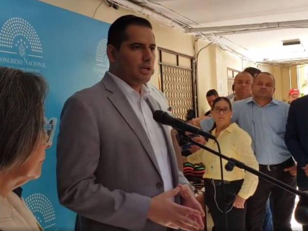 El jefe de bancada, Jhosy Toscano, mantuvo su postura y defendió la sesión extraordinaria realizada por la oposición.