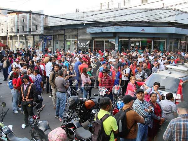 Colectivos del partido Libre se concentran en los bajos del Congreso Nacional tras una convocatoria atribuida al presidente del Legislativo, Luis Redondo, mientras los diputados de las distintas bancadas estaban también citados.