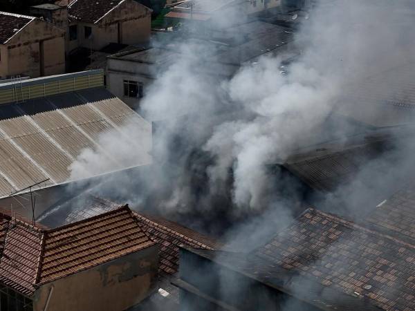 Al menos 21 personas sufrieron heridas, doce de ellas de gravedad, en el incendio de grandes proporciones que se desató este miércoles en una fábrica textil especializada en disfraces para el carnaval, en la ciudad brasileña de Río de Janeiro. Los bomberos todavía trabajan buscando posibles víctimas entre los escombros.
