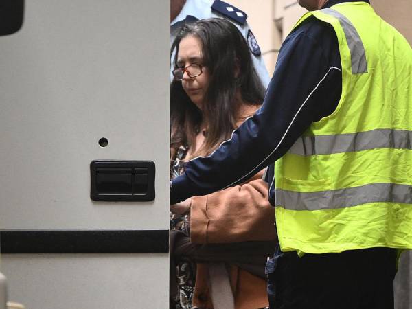 Erin Patterson fue sentenciada a cadena perpetúa por envenenar a su exesposo y exsuegros con hongos tóxicos durante una cena en su casa. El jurado determinó que la mujer planeó la comida y no creyeron su versión sobre haber comprado las cetas en una tienda asiática.