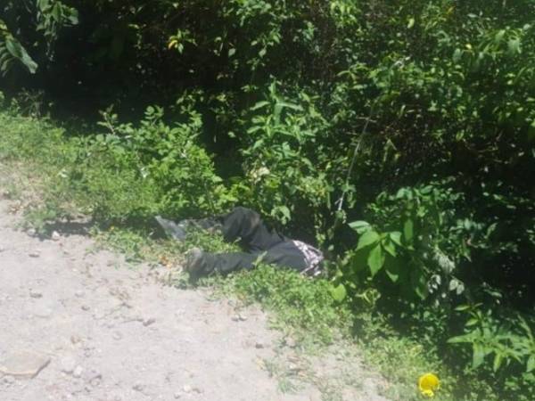 El cadáver del infortunado campesino fue dejado a un lado de la calle de tierra.