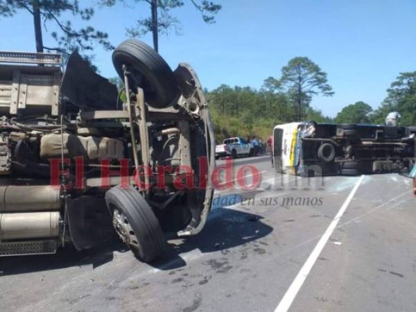 Al menos tres personas resultaron heridas tras el fuerte impacto entre ambos vehículos. FOTO: EL HERALDO