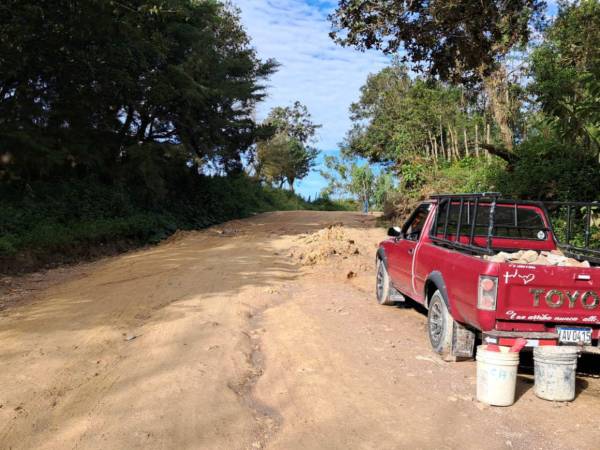 En el invierno los dueños de vehiculos tienen que reparar la carretera en los tramos menos accesibles para lograr transitar con los vehiculos pequeños.