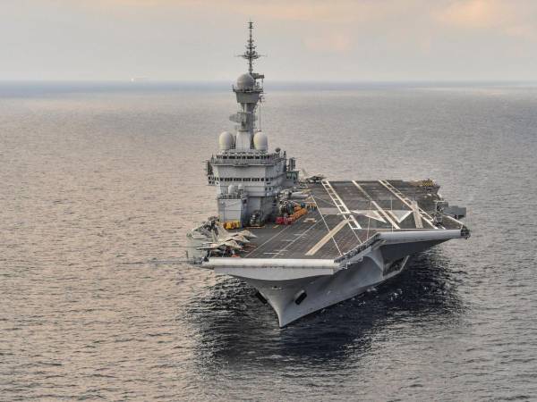 Macron anunció el envío a la región del portaviones de propulsión nuclear Charles de Gaulle.