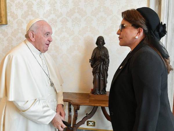 Presidenta Xiomara Castro se reúne con el papa Francisco y abordan migración y pobreza