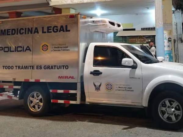 Los cuerpos de las víctimas fueron llevados hasta el departamento de Medicina Legal.