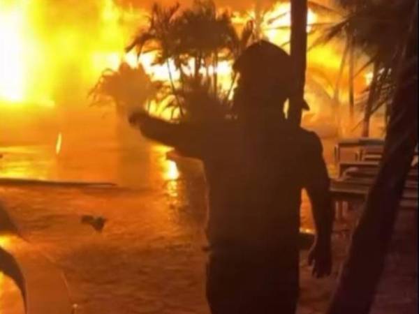 Guerrero explicó que, aunque una parte del fuego ya fue controlada, la estructura presenta daños considerable.