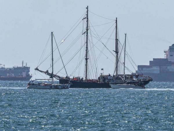 Un buque de la Flotilla Global Sumud (I) llega al puerto de Ashdod, Israel, el 2 de octubre de 2025, tras ser interceptado por las autoridades israelíes mientras transportaba ayuda humanitaria a Gaza.
