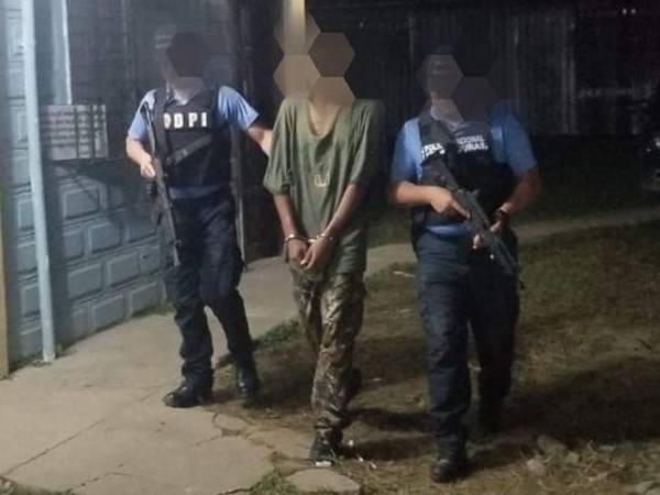 Momento en el que agentes policiales trasladan a alias “El Negro”. Foto cortesía Policía Nacional.
